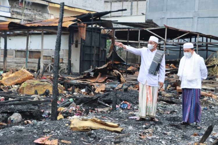 Bupati Anwar Sadat Dampingi Gubernur Al Haris Serahkan Bantuan ke Korban Kebakaran/ist