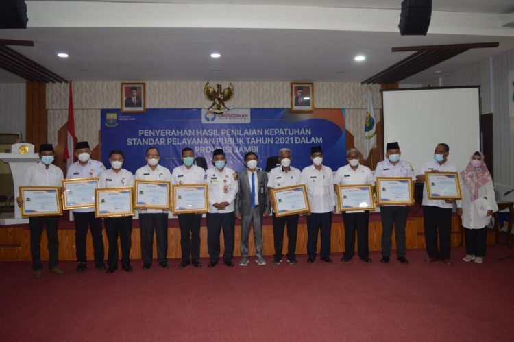 Ombudsman RI Perwakilan Jambi menyerahkan hasil penilaian kepatuhan standar pelayanan publik tahun 2021/ ist