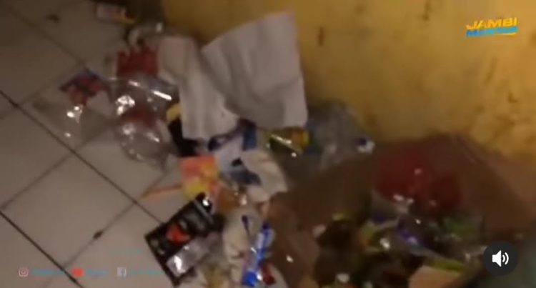 Tumpukan sampah di asarama siswa SMA TT Pijoan / tangkapan layar