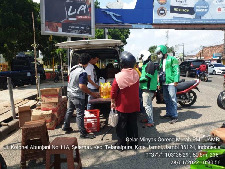 Operasi Pasar, Dishanpan Jambi Mampu Jual Ratusan Liter Minyak Goreng Harga Rp.14.000 Ribu/kg/ AMPAR