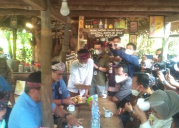 Di Pojok Kopi Dusun, Sandiaga Uno Lakukan Hal ini/AMPAR