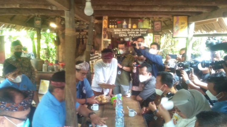 Di Pojok Kopi Dusun, Sandiaga Uno Lakukan Hal ini/AMPAR