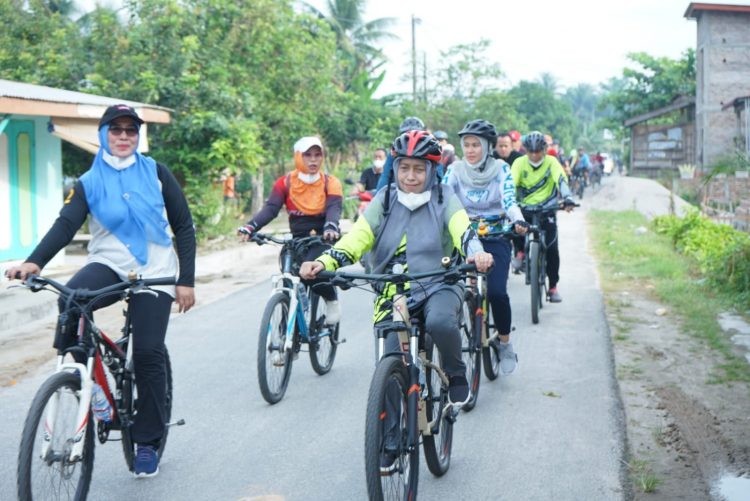 Jaga Kebugaran, Bupati Asahan Gowes Bareng Ketua PKK dan OPD/ ist