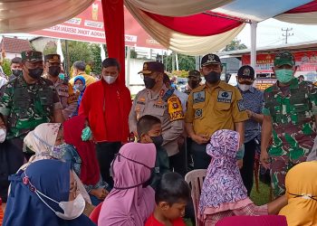 Ketua DPRD Edi Purwanto saat meninjau pasar minyak goreng murah di Tebo/ ist