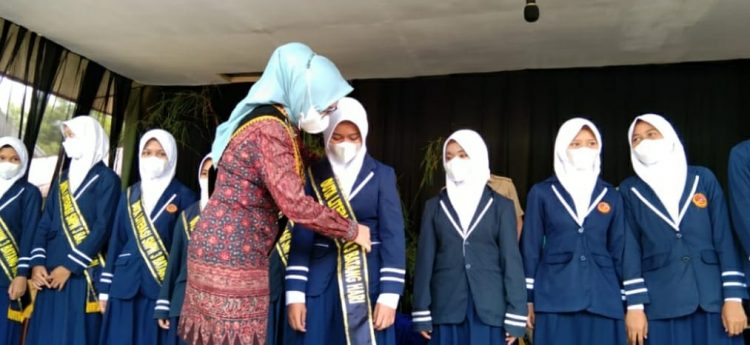 Ketua TP-PKK Batanghari Zulfa Fadhil Hadiri Peresmian Sanggar Seni Sastra di SMP N 3/ ist