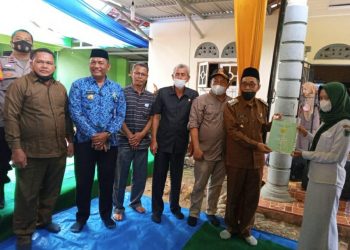 Wabub Bakhtiar Serahkan Sertefikat PTSL TA 2021 ke Warga Mersam/ ist