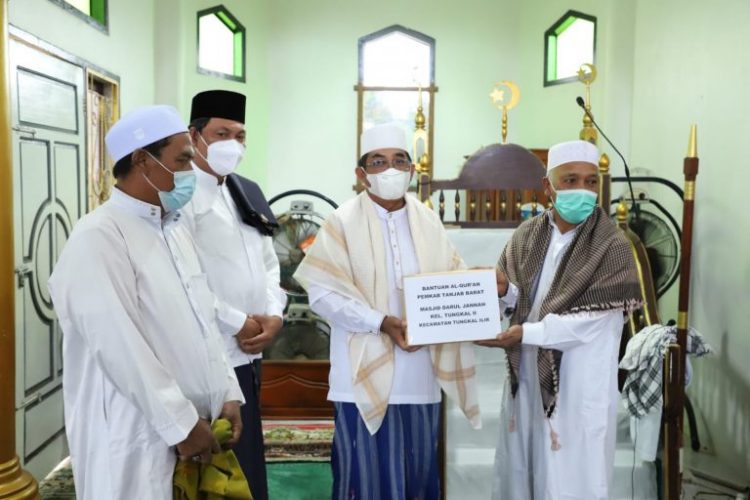 Bupati Tanjab Barat Safari Jumat Berkah di Masjid Darrul Jannah Tungkal II/ ist