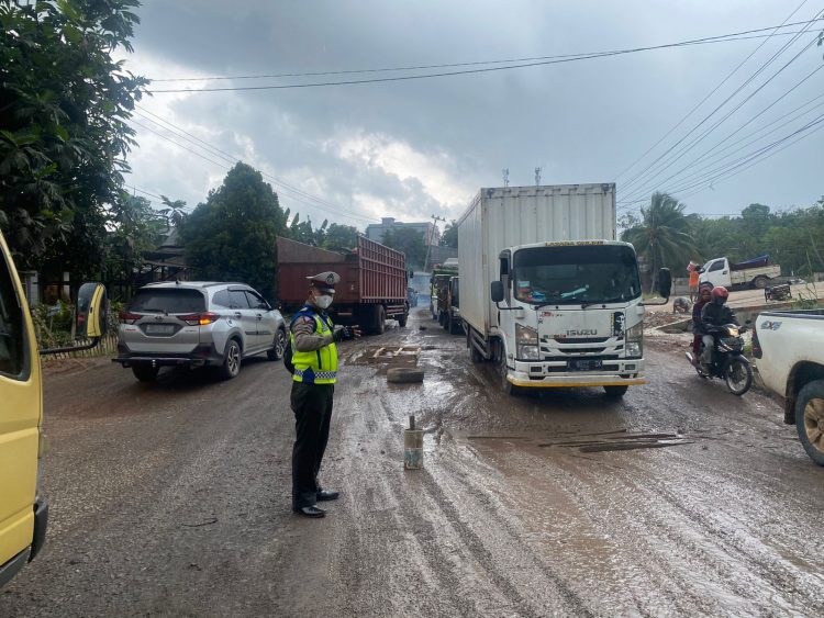 Banjir di KM 14 Pondok Meja, Polisi Berlakukan Buka Tutup Jalan/ AMPAR