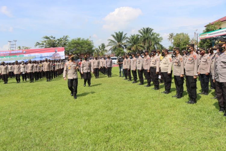 Kapolresta Deli Serdang Kombes Pol Irsan Sinuhaji, SIK, MH, pimpin Apel Pergeseran Pasukan dalam rangka Pengamanan Pilkades di Kabupaten Deli Serdang/AMPAR