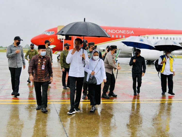 Cuaca hujan menyambut Presiden Joko Widodo dan Ibu Iriana Joko Widodo saat tiba di Bandar Udara Sultan Thaha Saifuddin, Kota Jambi sekitar pukul 08.00 WIB. Di tangga pesawat, Presiden dan Ibu Iriana disambut Gubernur Jambi Al Haris, Pangdam II/Sriwijaya Mayjen TNI Agus Suhardi, Kapolda Jambi, Irjen Pol A. Rachmad Wibowo.  (Foto: Laily Rachev - Biro Pers Sekretariat Presiden)