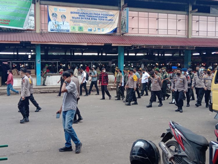 Ratusan Aparat Bersenjata Lengkap Sisir Pasar Angso Duo/ AMPAR