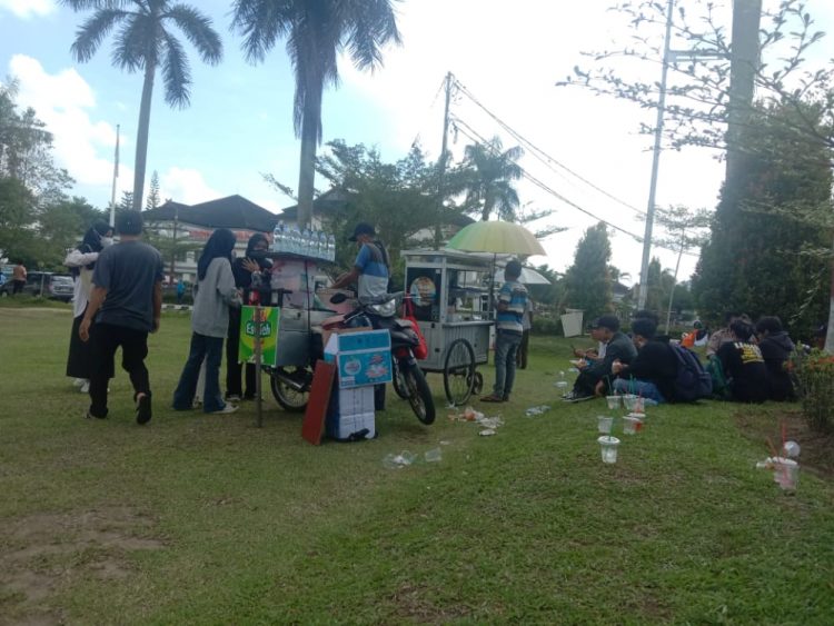 Mahasiswa Demo, Pedagang Dapat Berkah/ AMPAR