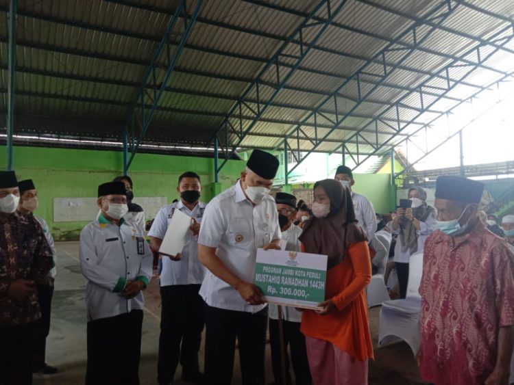 Walikota Fasha Salurkan Secara Simbolis Bantuan Dana Zakat dari Baznas Kota Jambi/ AMPAR