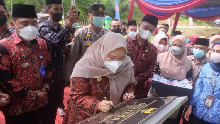 Bupati Masnah Resmikan Gedung Serba Guna Desa Suak Putat