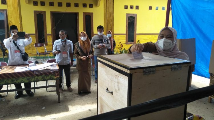 Bupati Masnah Tinjau Langsung Kegiatan Pilkades Serentak Kabupaten Muaro Jambi Tahun 2022