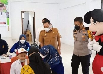 Sekda Tanjab Timur Cek Vaksinasi Anak