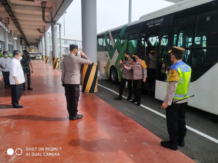 Irwasum Polri Komjen Pol Drs. Agung Budi Maryoto, M.Si, CSFA tiba di Sumatera Utara disambut oleh Kapolda Sumatera Utara Irjen Pol RZ Panca Putra Simanjuntak yang didampingi oleh Kapolresta Deli Serdang Kombes Pol. Irsan Sinuhaji, S.I.K, M.H beserta Pejabat Utama Polda Sumut dan Forkopimda Deli Serdang/ampar