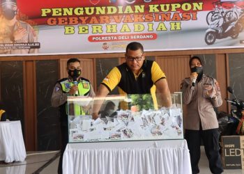 Polresta Deli Serdang laksanakan Penarikan undian Door Prize  Gebyar Vaksinasi Presisi./AMPAR