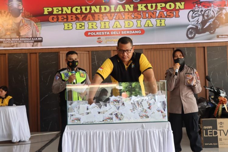 Polresta Deli Serdang laksanakan Penarikan undian Door Prize  Gebyar Vaksinasi Presisi./AMPAR