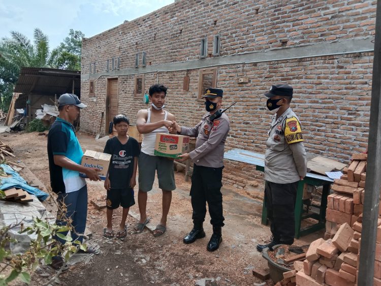 Polresta Deli Serdang melaksanakan gotong royong di areal bencana puting beliung/AMPAR