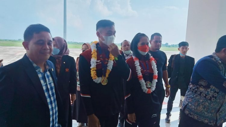 M Ali Mardiansyah (Sumbang mendali Emas cabor dayung) dan Melisa Try Andani (mendali perak cabor Wushu) disambut Ketua KONI Provinsi Jambi Budi Setiawan saat mendarat di Bandara Sultan Thaha Jambi/ AMPAR