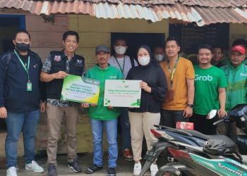 ACT Jambi bersama Area Manager Sumbagsel Grab, beserta tim City Lead Grab Jambi memberikan hadiah terbaik kepada Pak Rohman dan keluarganya/ AMPAR