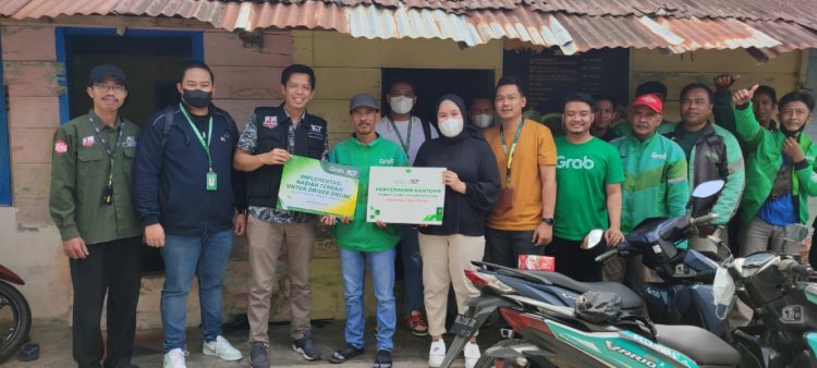 ACT Jambi bersama Area Manager Sumbagsel Grab, beserta tim City Lead Grab Jambi memberikan hadiah terbaik kepada Pak Rohman dan keluarganya/ AMPAR