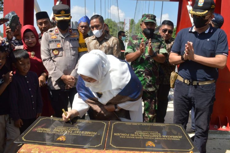 Masnah Meresmikan Jembatan Gantung Putri Ponjen di Desa Tanjung Lanjut