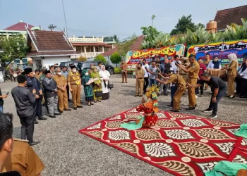 Resmi Dilantik: Penyambutan Pj Bupati Sarolangun dengan Prosesi Secara Adat