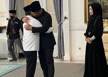 Gubernur Takziah ke Kediaman Ridwan Kamil