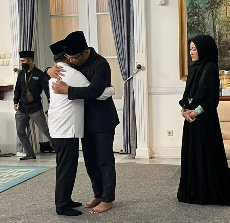 Gubernur Takziah ke Kediaman Ridwan Kamil
