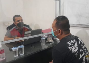 Pelaku mujikari saat diperiksa polisi/ ist