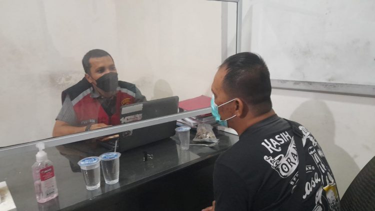 Pelaku mujikari saat diperiksa polisi/ ist