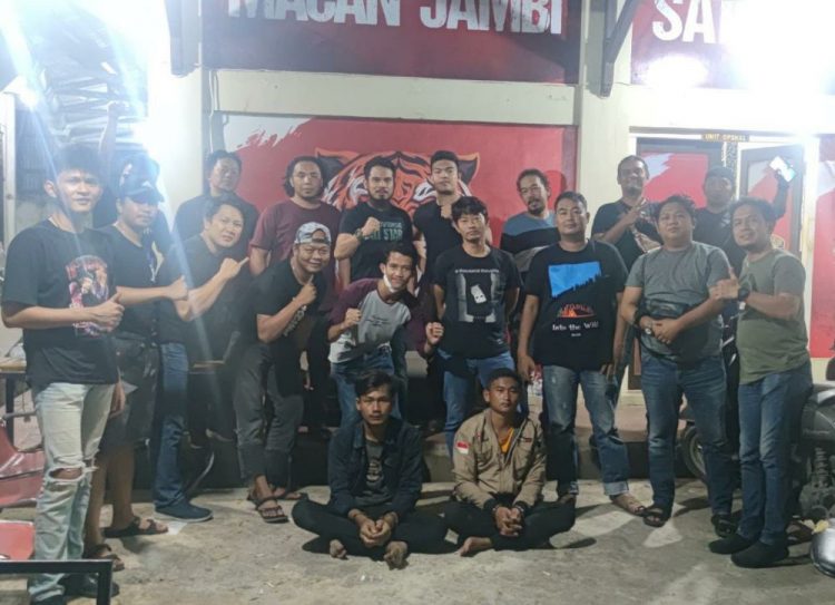 Dua pemuda pelaku pembunuh saat di ringkus polisi/ AMPAR