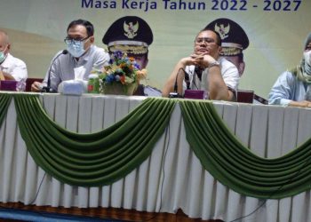 Direktur RSUD Raden Mattaher, Dr. dr. Herlambang, Sp.OG-KFM memimpin rapat bertempat di Aula Diklat RSUD Raden Mattaher Jambi, Jum'at pagi (10/06/2022)/ doc.ist