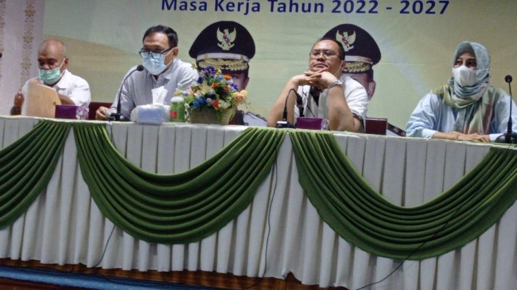 Direktur RSUD Raden Mattaher, Dr. dr. Herlambang, Sp.OG-KFM memimpin rapat bertempat di Aula Diklat RSUD Raden Mattaher Jambi, Jum'at pagi (10/06/2022)/ doc.ist
