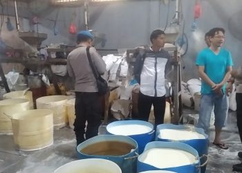 Polisi saat sidak ke pabrik tahu di desa Tangkit, Muaro Jambi/ AMPAR