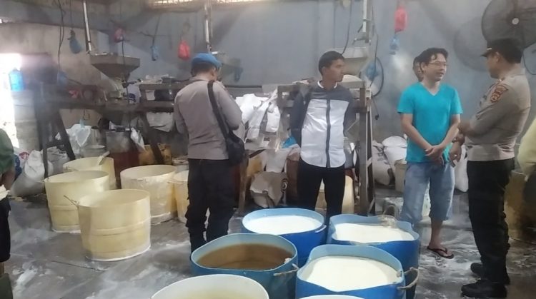 Polisi saat sidak ke pabrik tahu di desa Tangkit, Muaro Jambi/ AMPAR