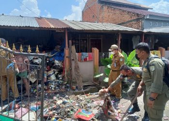 Pihak kecamatan Telanaipura, Kota Jambi mengeksekusi gudang barang bekas bikin resah warga/ doc.ist