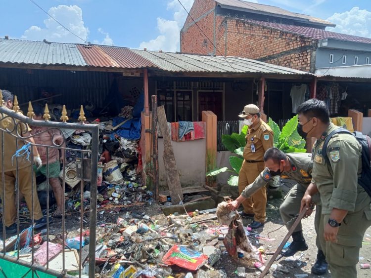 Pihak kecamatan Telanaipura, Kota Jambi mengeksekusi gudang barang bekas bikin resah warga/ doc.ist