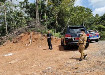 Al Haris meninjau progres jalan batubara/ Foto: pariwarajambi