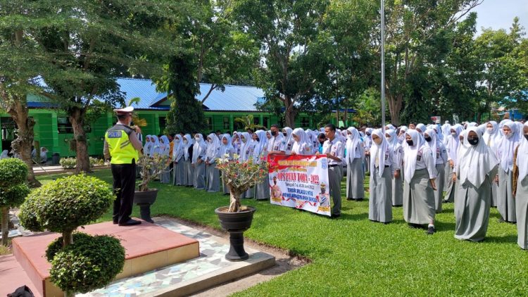 Personil Sat Lantas Polresta Deli Serdang laksanakan Pembinaan dan penyuluhan (Binluh) terkait Operasi Patuh Toba 2022/ampar