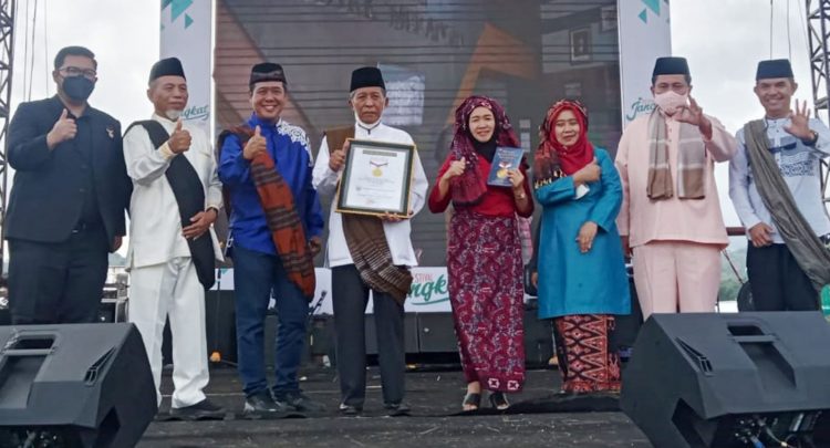Masuk Rekor MURI Bakar Jaudah Massal di Jangkat/ Foto: riky