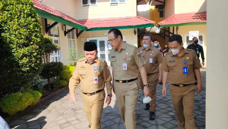 Gubernur Jambi Al Haris turun pantau PPDB SMA SMK/ foto: Riky Cuek
