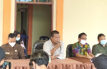 Tingkatkan Produktivitas, Bupati Tanjabtim Serahkan Bantuan Saprodi Pada Perahu Petani Kopi