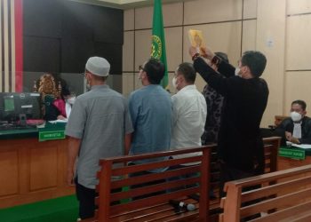 Varial Adhi Putra tampak mengenakan baju batik corak hitam dihadirkan dalam persidangan terdakwa Apif Firmansyah di PN Jambi, Kamis (2/6) / Ist