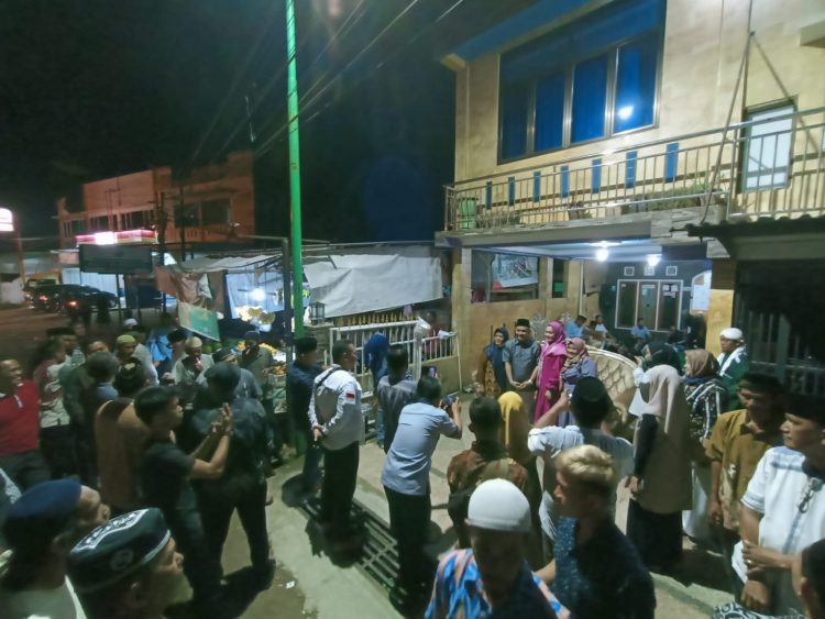 Warga menggeruduk kediaman Budi Setiawan / doc.ist