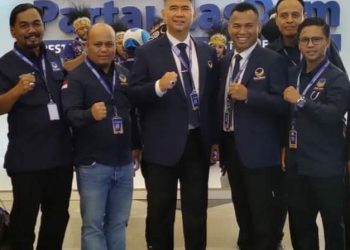 foto terlihat Robby berpose bersama Ketua Nasdem Provinsi Jambi Syarif Fasha/ doc.ist
