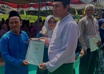 Bupati MFA Serahkan SHAT ke Warga Kecamatan Muara Tembesi