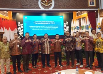 Gubernur Jambi, Al Haris, menandatangani MoU bersama ketiga RS pengampu tersebut, di aula rumah dinas Gubernur, Kawasan Ancol, Kota Jambi, Jumat (17/6) malam tadi/ AMPAR